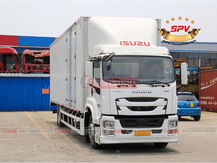 ISUZU GIGA Delivery Truck - Front Right Side