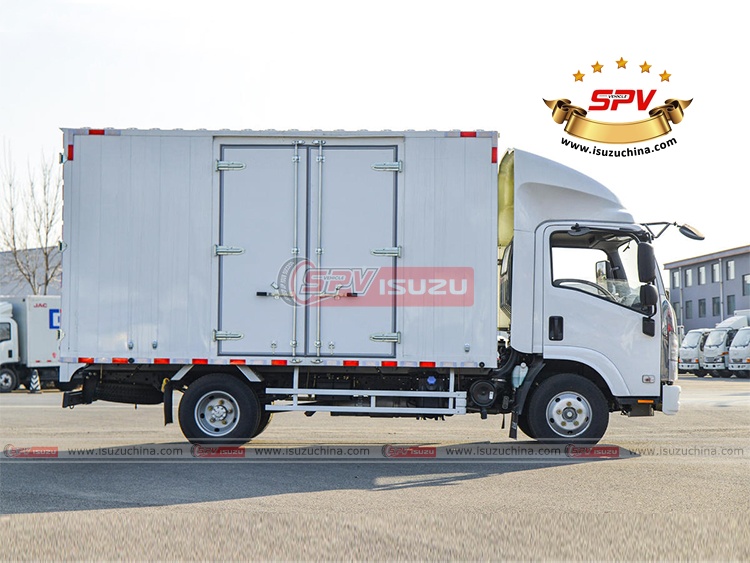 ISUZU M100 Van Truck - Right Side