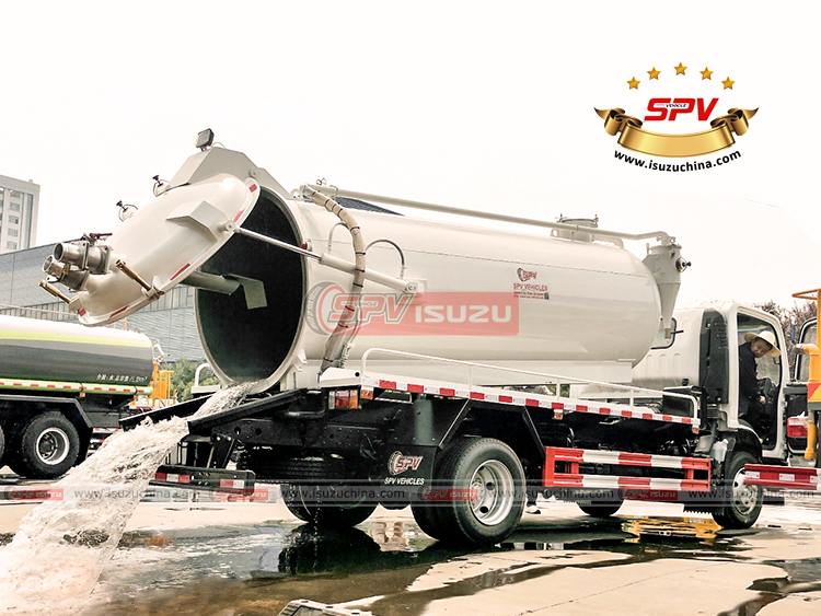 6,000L Waste Disposal Vehicle ISUZU - Discharing Water from Rear Door