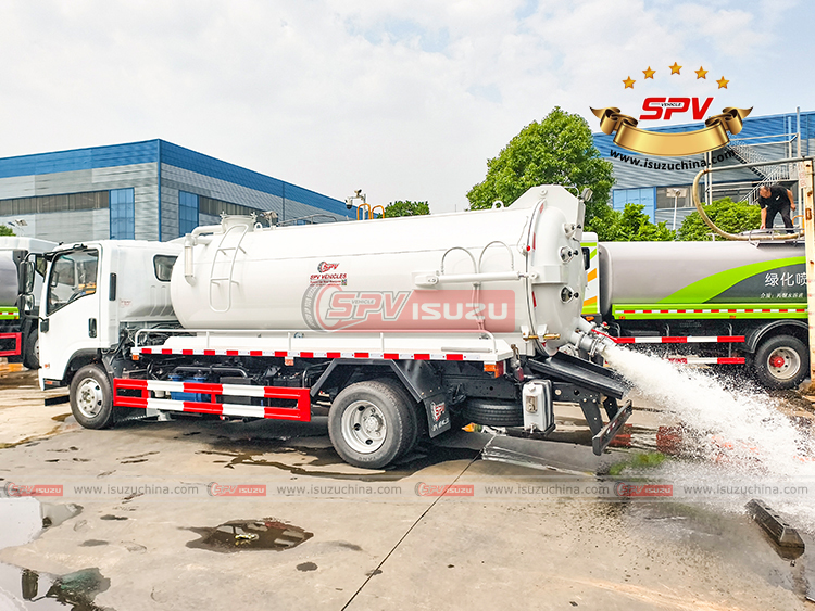 6,000L Sewer Truck ISUZU - Discharging Water from Outet Valves
