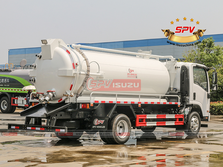 ISUZU 700P Vacuum Suction Truck - Rear Right Side