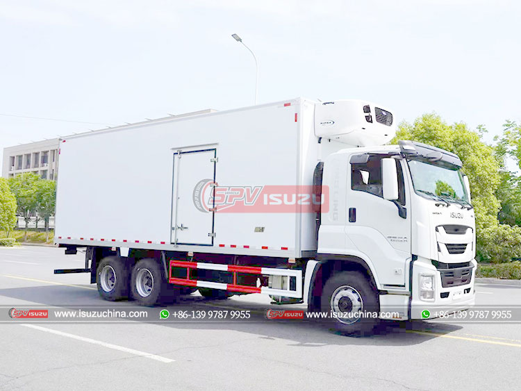 ISUZU GIGA Fresh Food Transport Truck - Front Right Side
