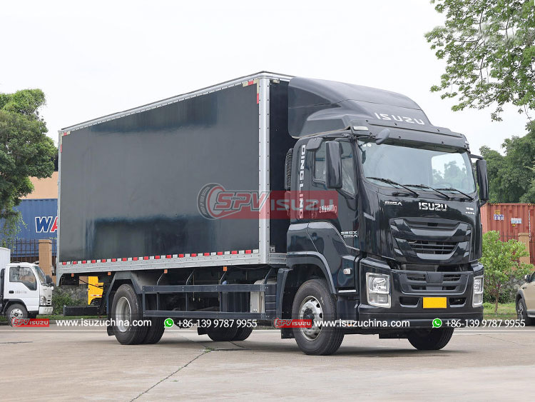 ISUZU GIGA 4x2 Temperature-stable Van Truck - Front Right Side