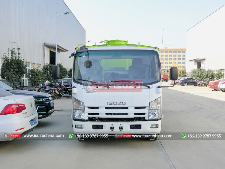ISUZU 700P Road Cleaning Truck - Front Side