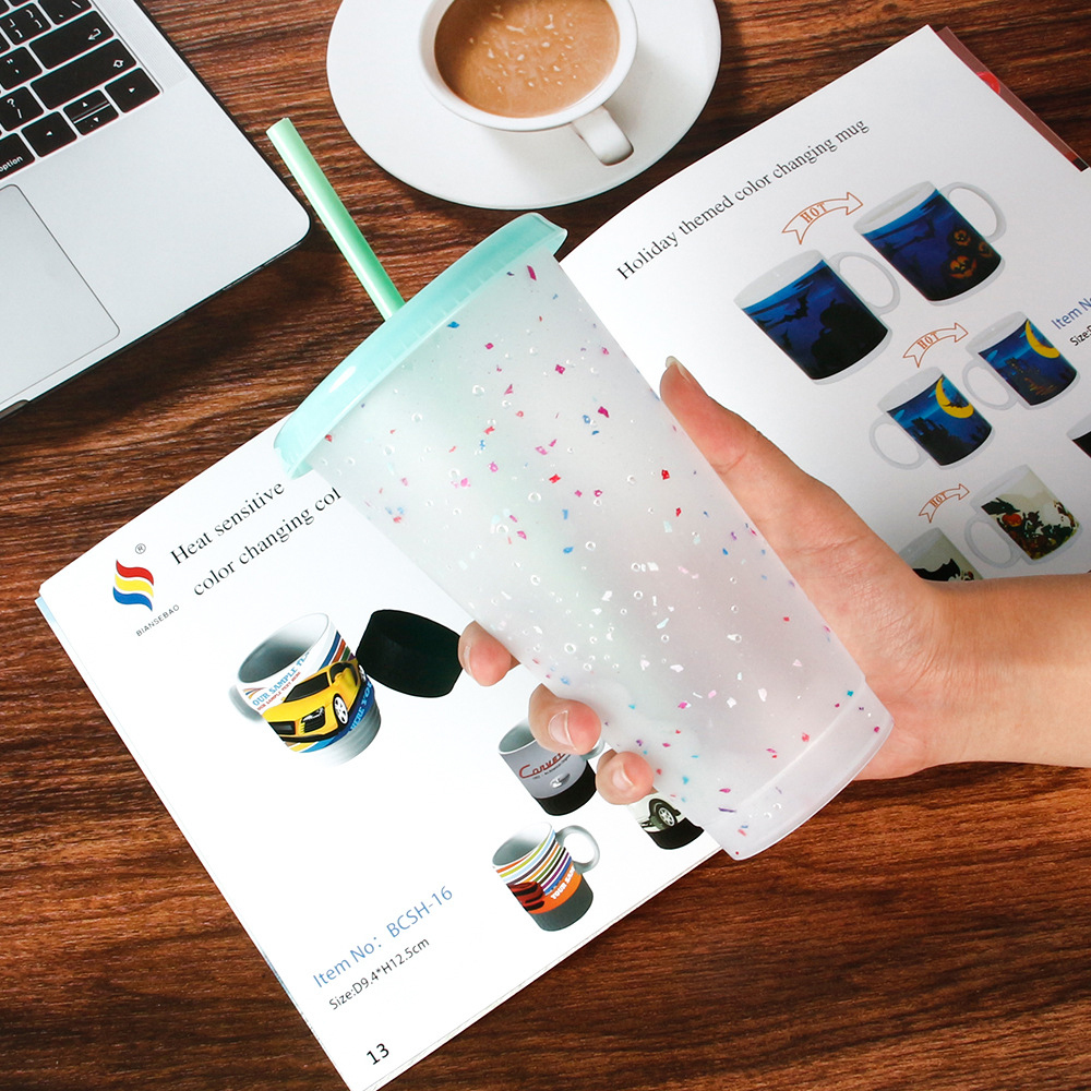 Conjunto de 5 Taza que cambia de color con tapa y pajita 700ml