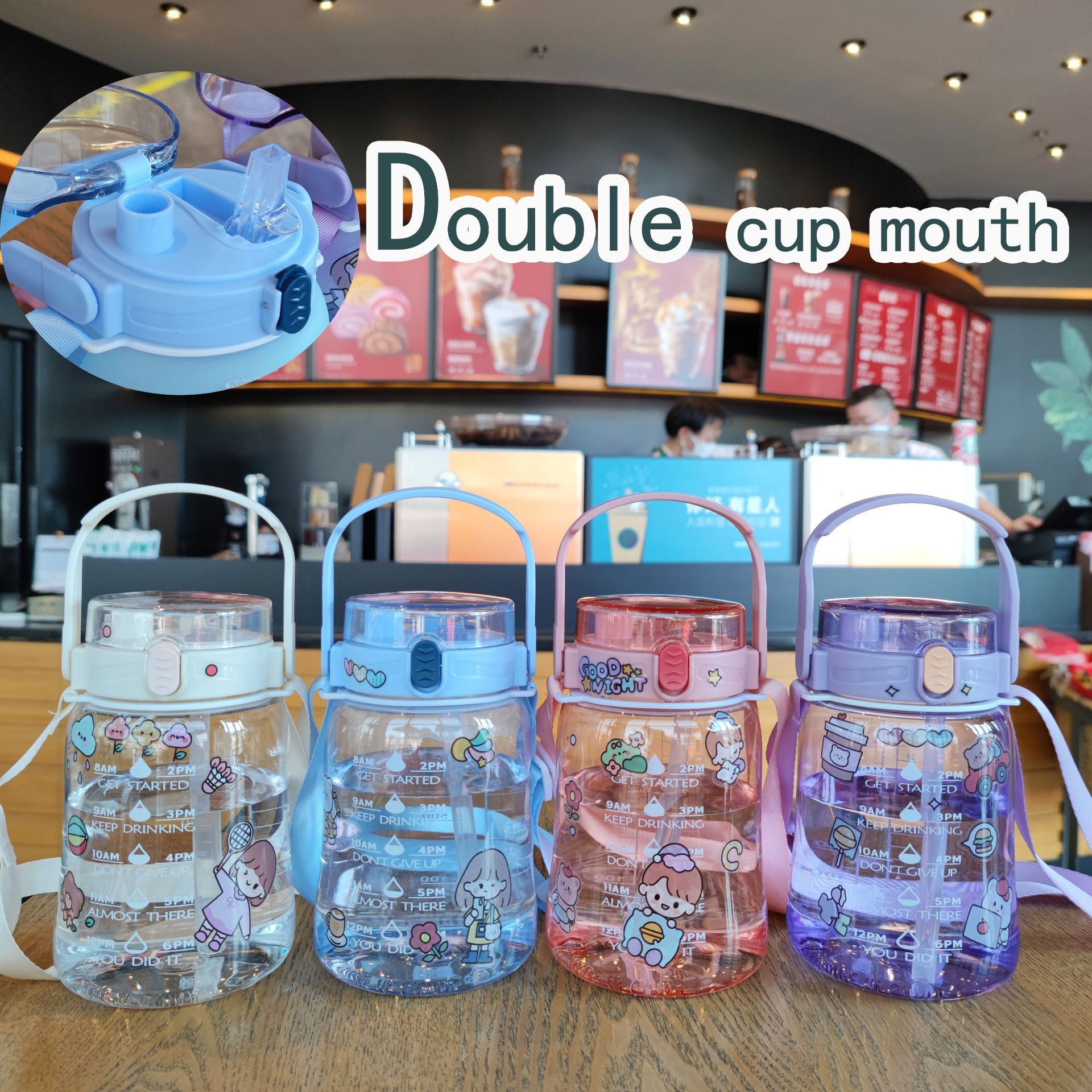 La botella de agua de 1300 ml viene con una tapa portátil para transportarla fácilmente. La taza está impresa con recordatorios de beber agua en diferentes momentos y lindos patrones de dibujos animados. El diseño de boca ancha es fácil de limpiar y carga