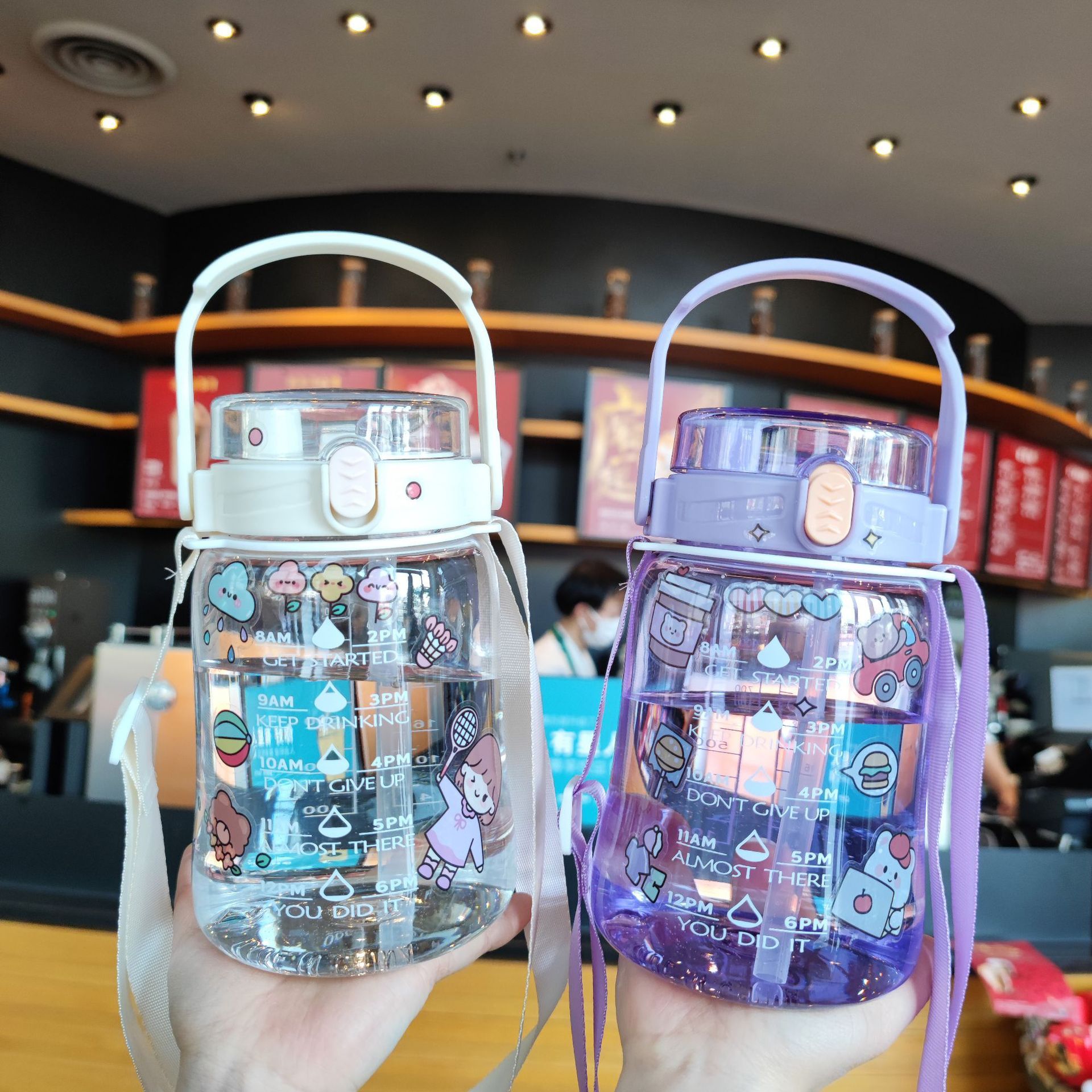 La botella de agua de 1300 ml viene con una tapa portátil para transportarla fácilmente. La taza está impresa con recordatorios de beber agua en diferentes momentos y lindos patrones de dibujos animados. El diseño de boca ancha es fácil de limpiar y carga