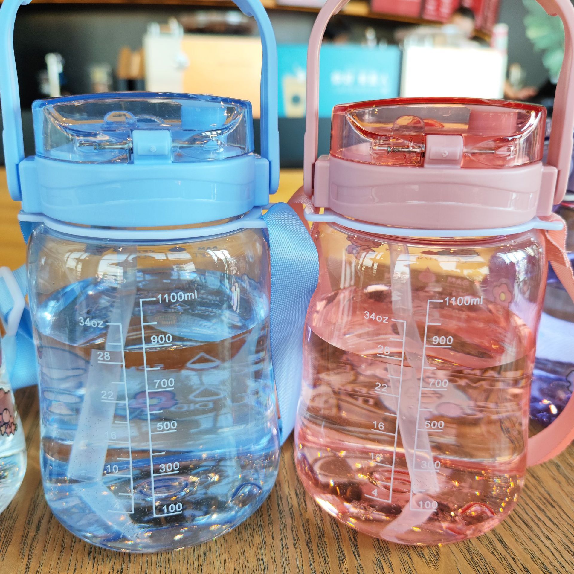 La botella de agua de 1300 ml viene con una tapa portátil para transportarla fácilmente. La taza está impresa con recordatorios de beber agua en diferentes momentos y lindos patrones de dibujos animados. El diseño de boca ancha es fácil de limpiar y carga