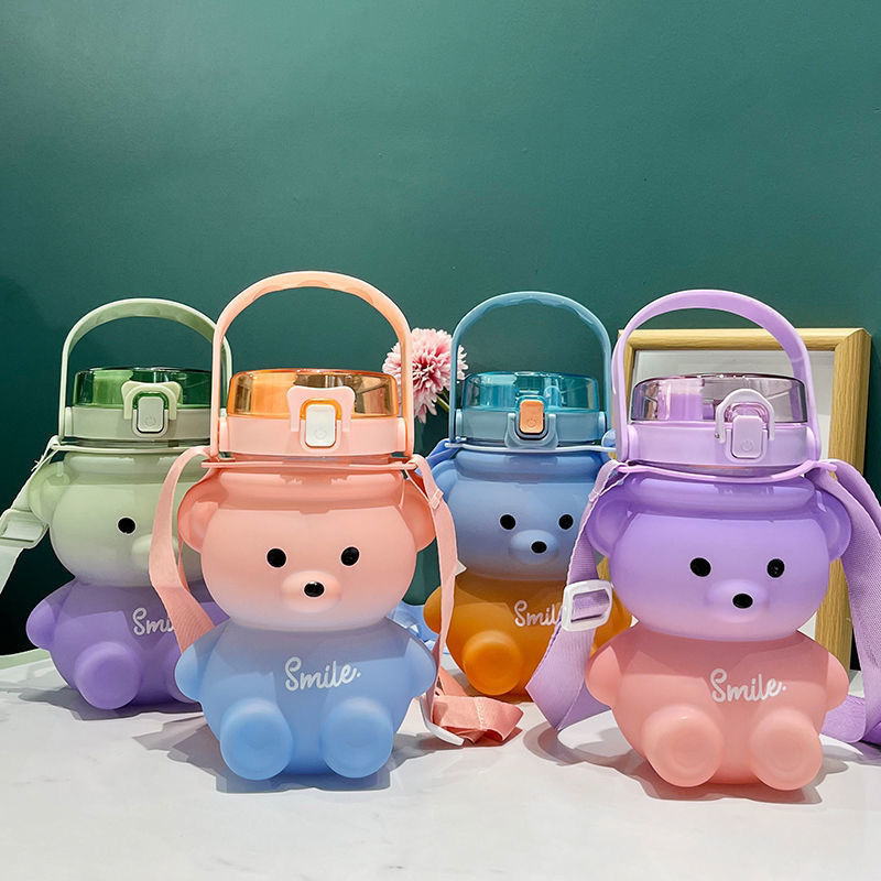 1000 ml Taza de agua con forma de oso de dibujos animados con pajita y correa para el hombro