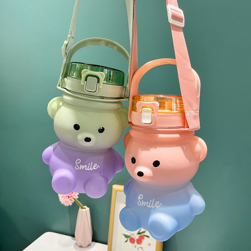 1000 ml Taza de agua con forma de oso de dibujos animados con pajita y correa para el hombro