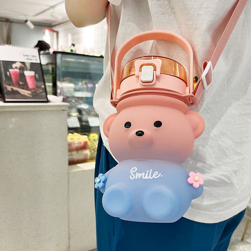 1000 ml Taza de agua con forma de oso de dibujos animados con pajita y correa para el hombro