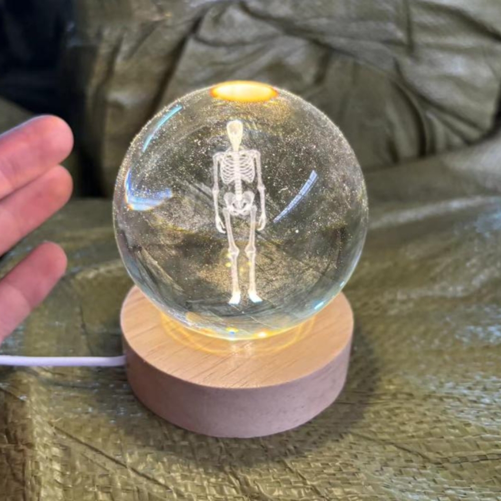Bola de cristal con patrón de esqueleto humano