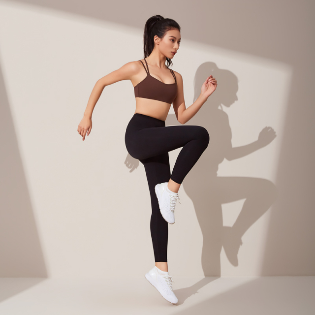 OEM&ODM Services Cross Back Activewear Pilates Bra Women Running Sport Bra Top