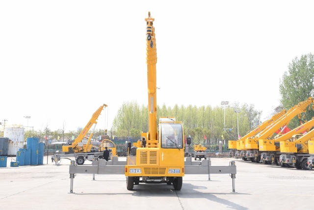STSQ8D 8 Ton Small Construction Mobile Crane