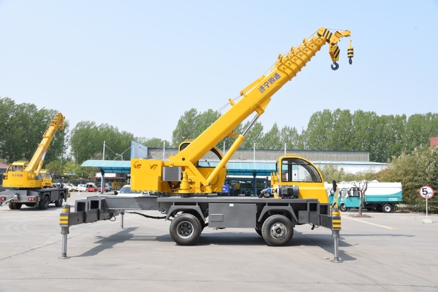 STSQ8D 8 Ton Small Construction Mobile Crane