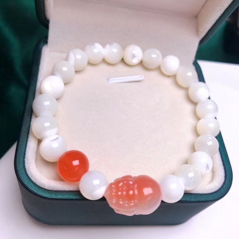 Natural Shell Bracelet with Salt Source Agate Pixiu and Round Beads