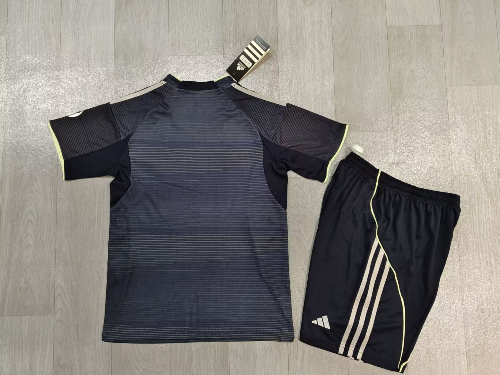 2526 Ropa infantil de visitante del Real Madrid
