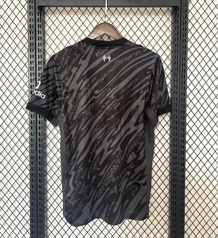 24-25 Portero del Liverpool