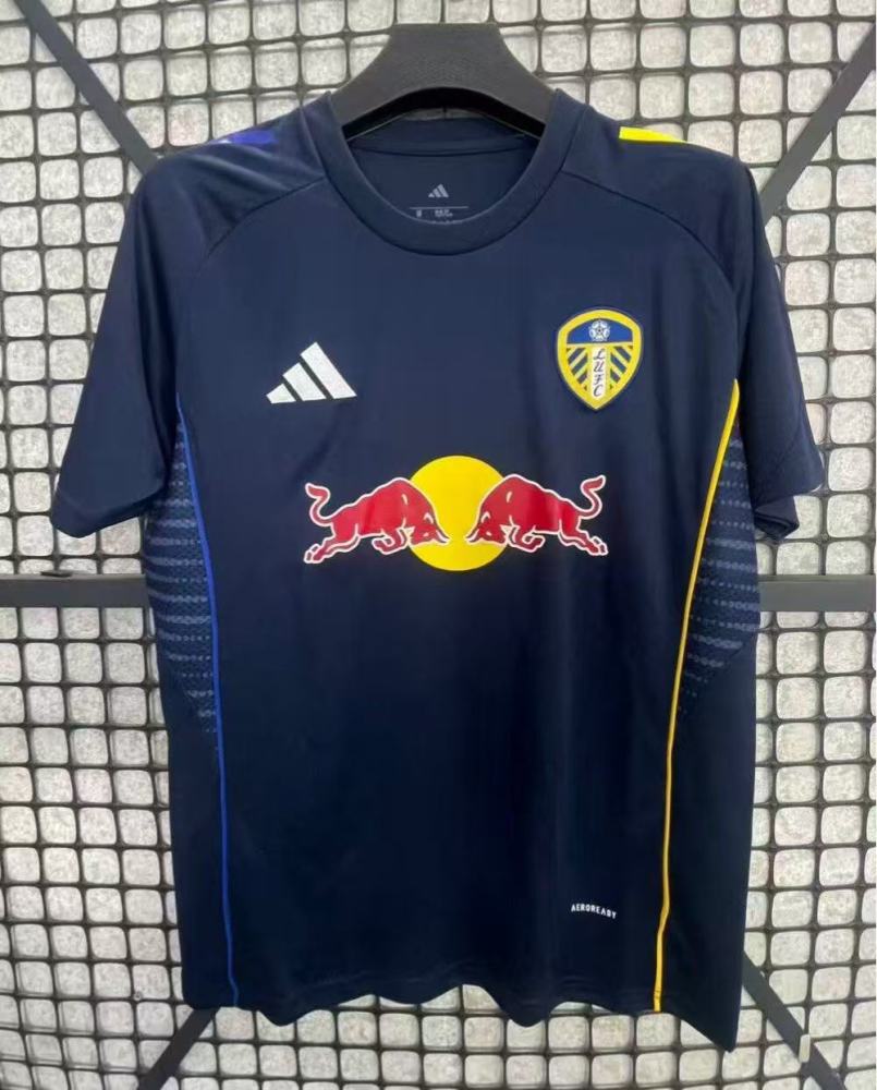 Camiseta nueva del Leeds United 2526
