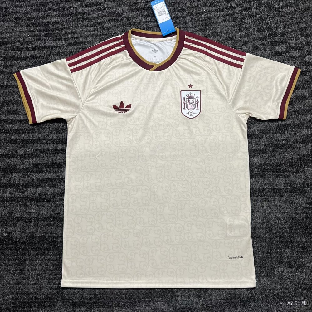 Partido fuera de casa de España, 26-27
