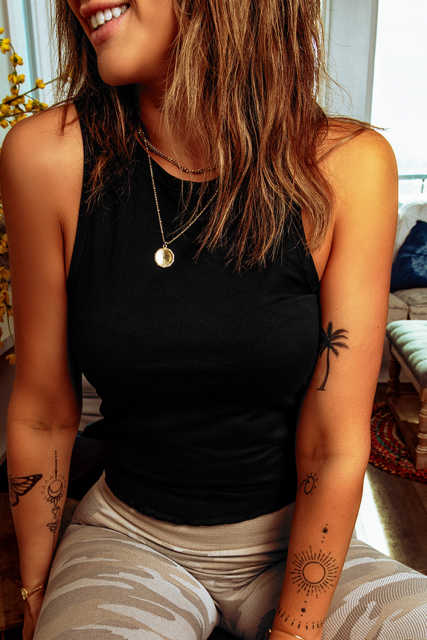 Black Solid Color O-Neck Slim-fit Cropped Tank Top LC2565275-2