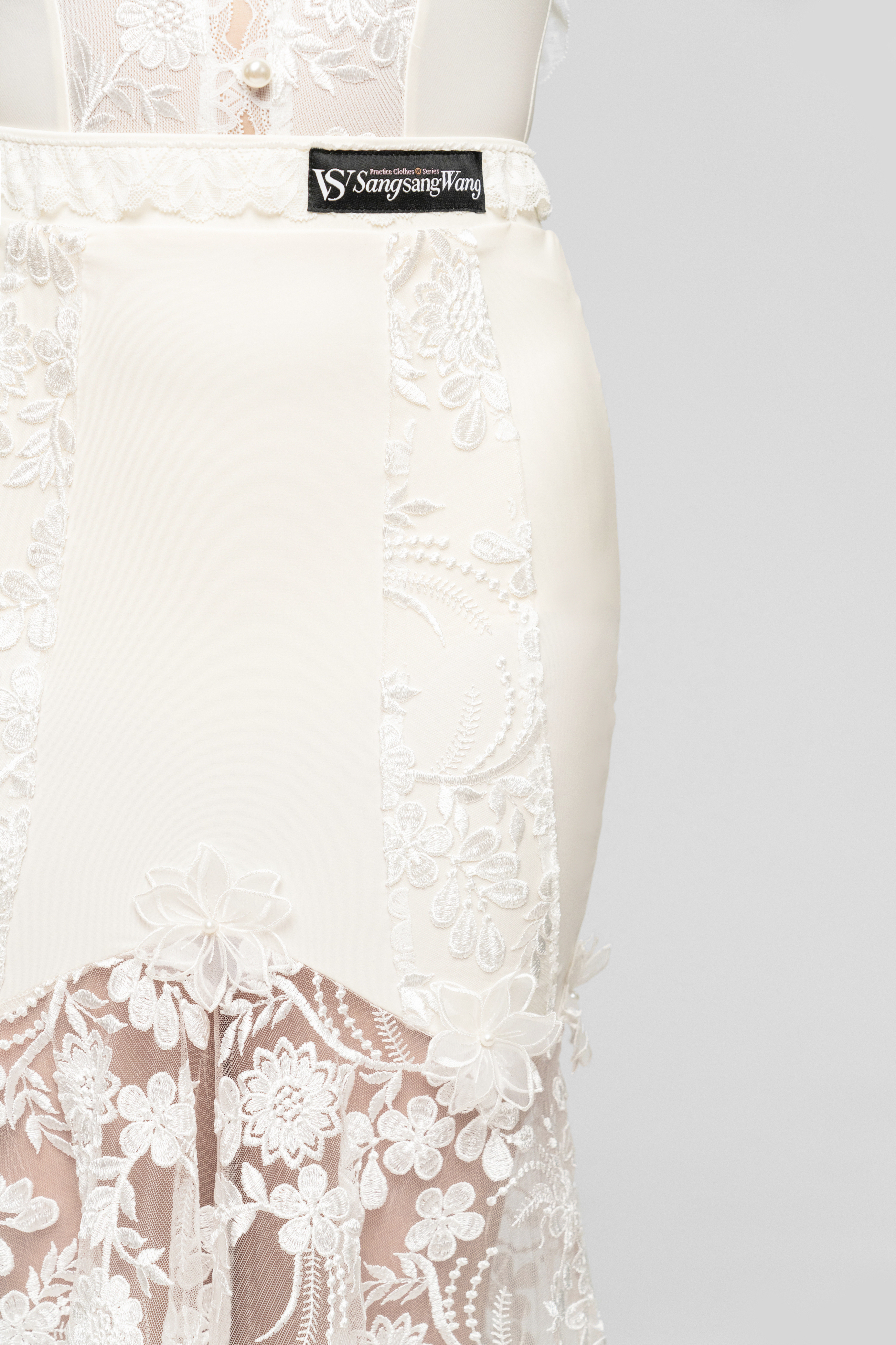 Embroidered Modern skirt (Cream White / With Sleeve Decoration)