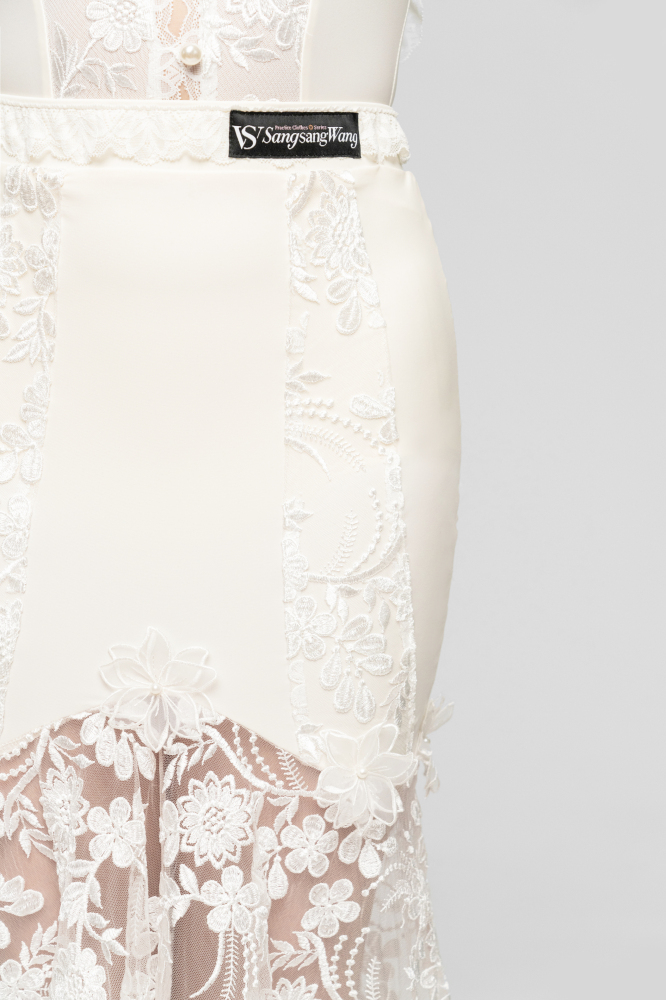Embroidered Modern skirt (Cream White / With Sleeve Decoration)