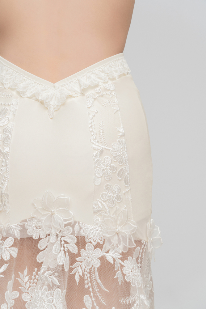 Embroidered Modern skirt (Cream White / With Sleeve Decoration)