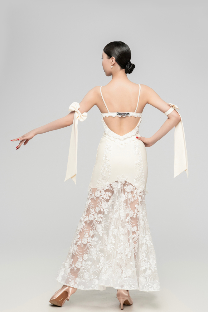 Embroidered Modern skirt (Cream White / With Sleeve Decoration)