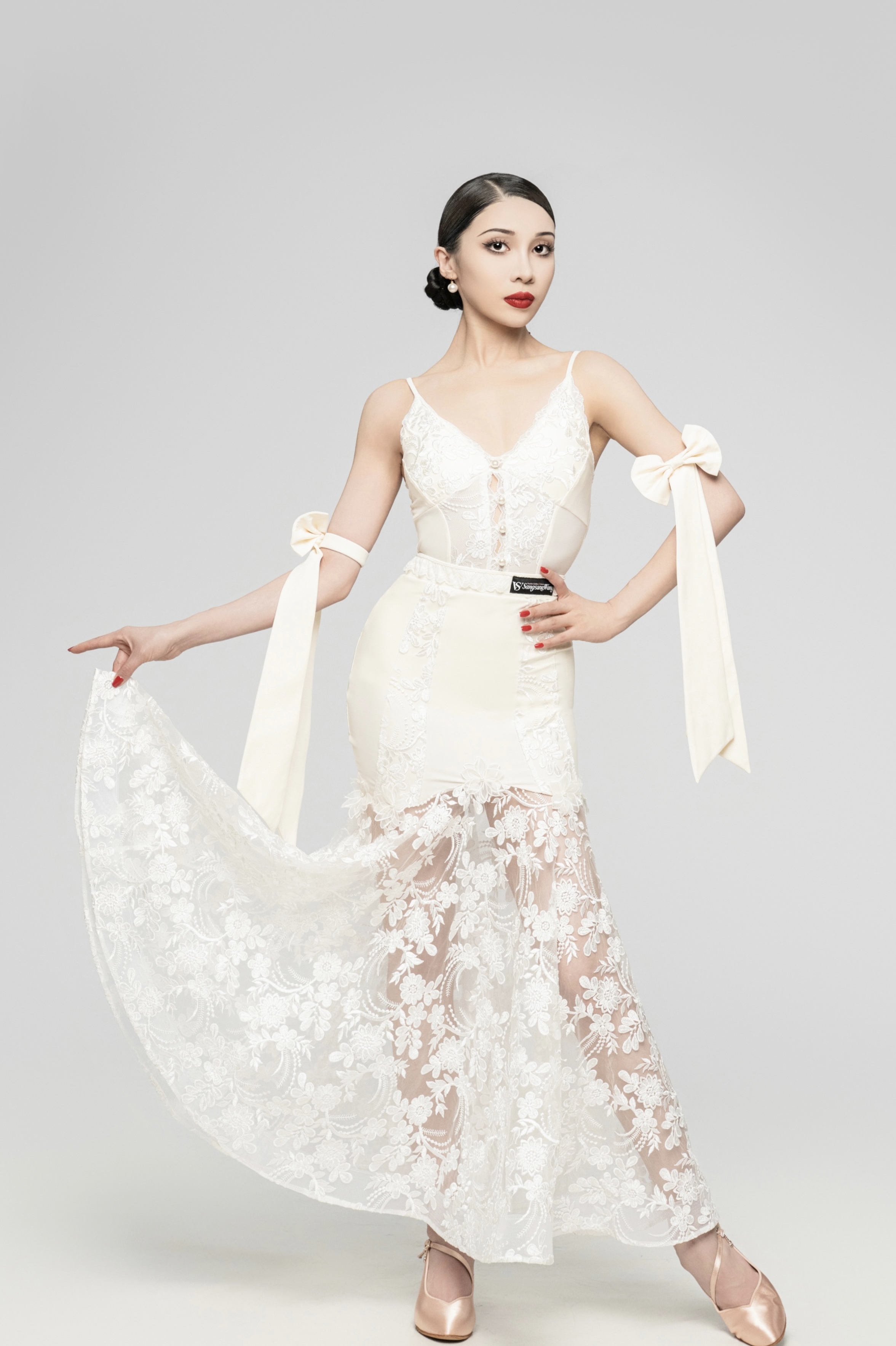 Embroidered Modern skirt (Cream White / With Sleeve Decoration)