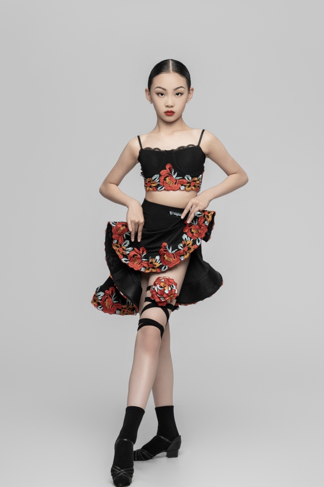 Embroidered Red Flower Lace up Short Suspender (Black)