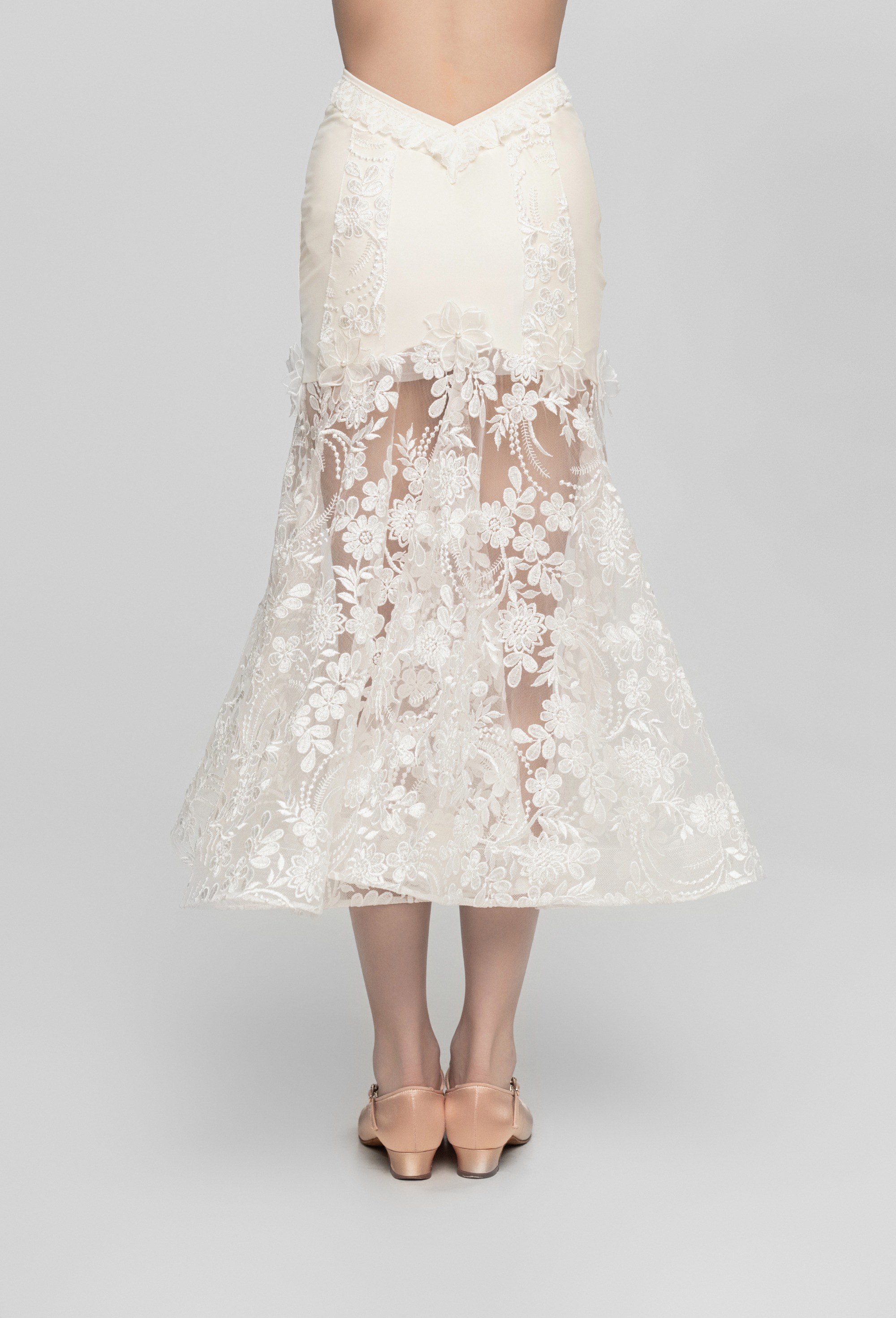 Embroidered Modern skirt (Cream White / With Sleeve Decoration)