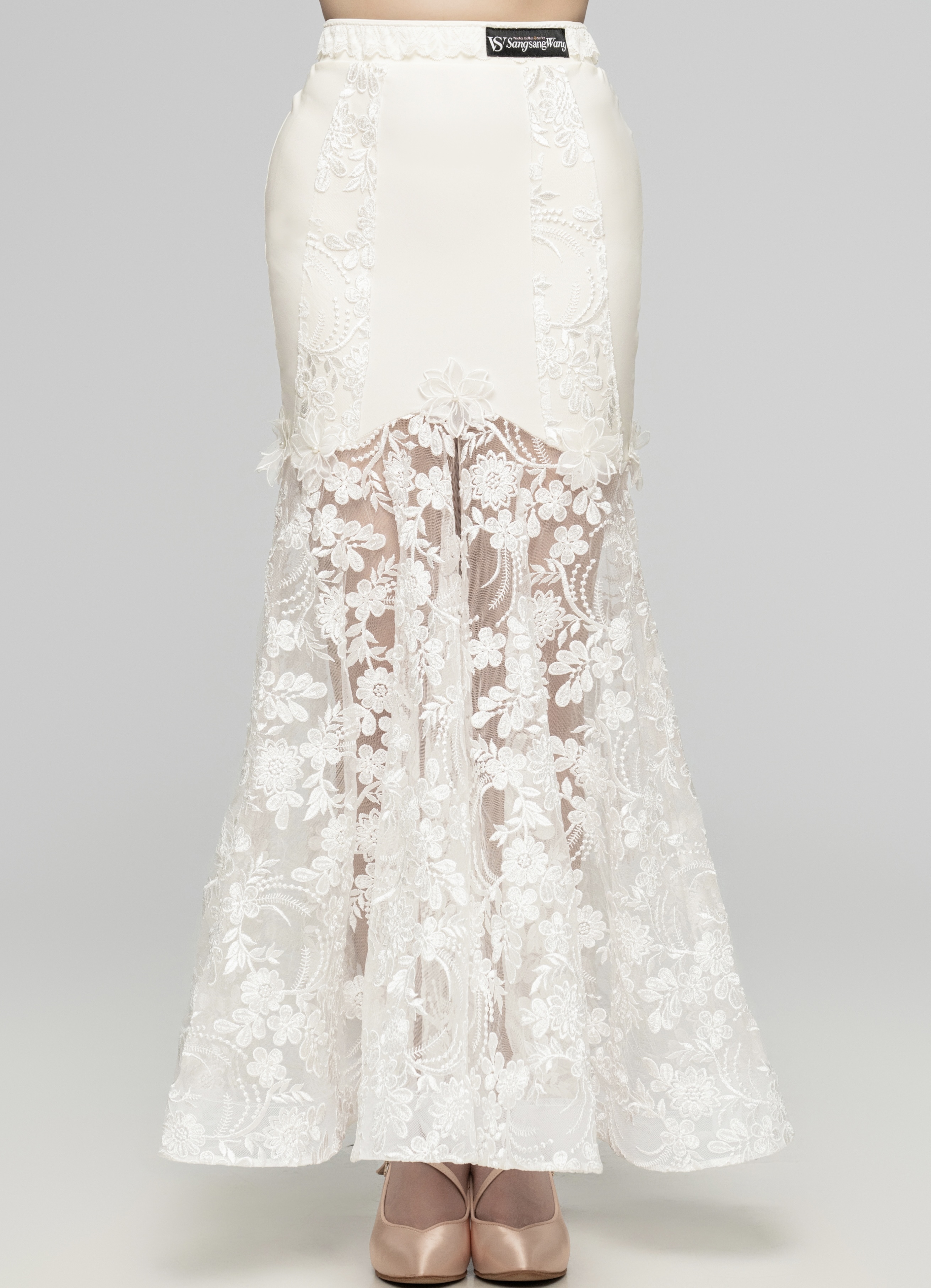 Embroidered Modern skirt (Cream White / With Sleeve Decoration)