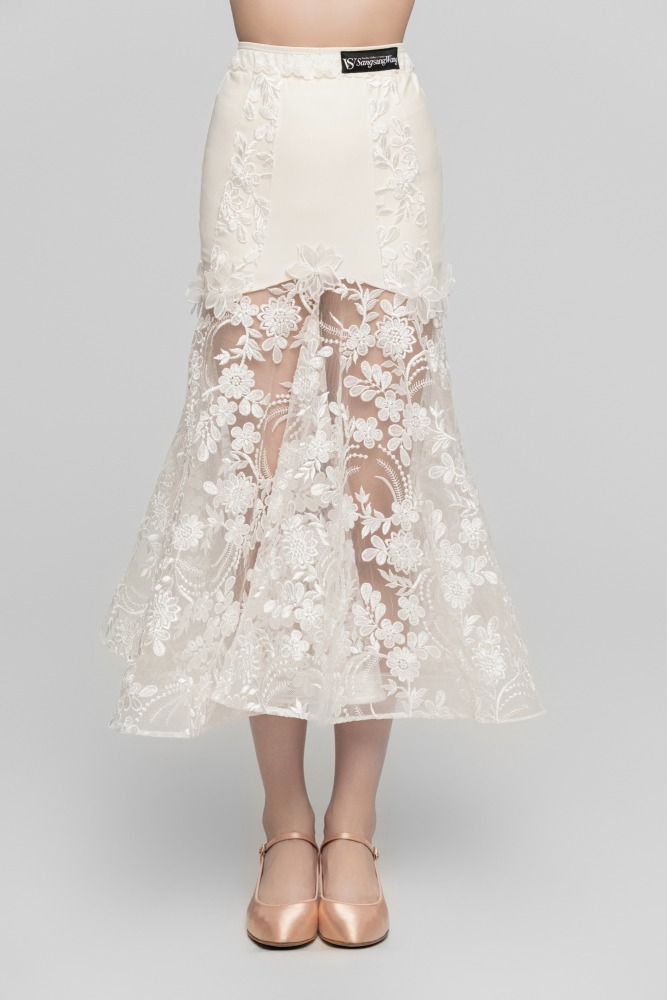 Embroidered Modern skirt (Cream White / With Sleeve Decoration)