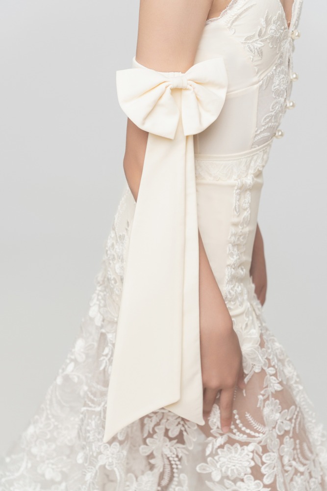 Embroidered Modern skirt (Cream White / With Sleeve Decoration)