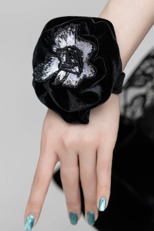 Upgraded version of velvet upper arm and wrist with water-soluble flowers