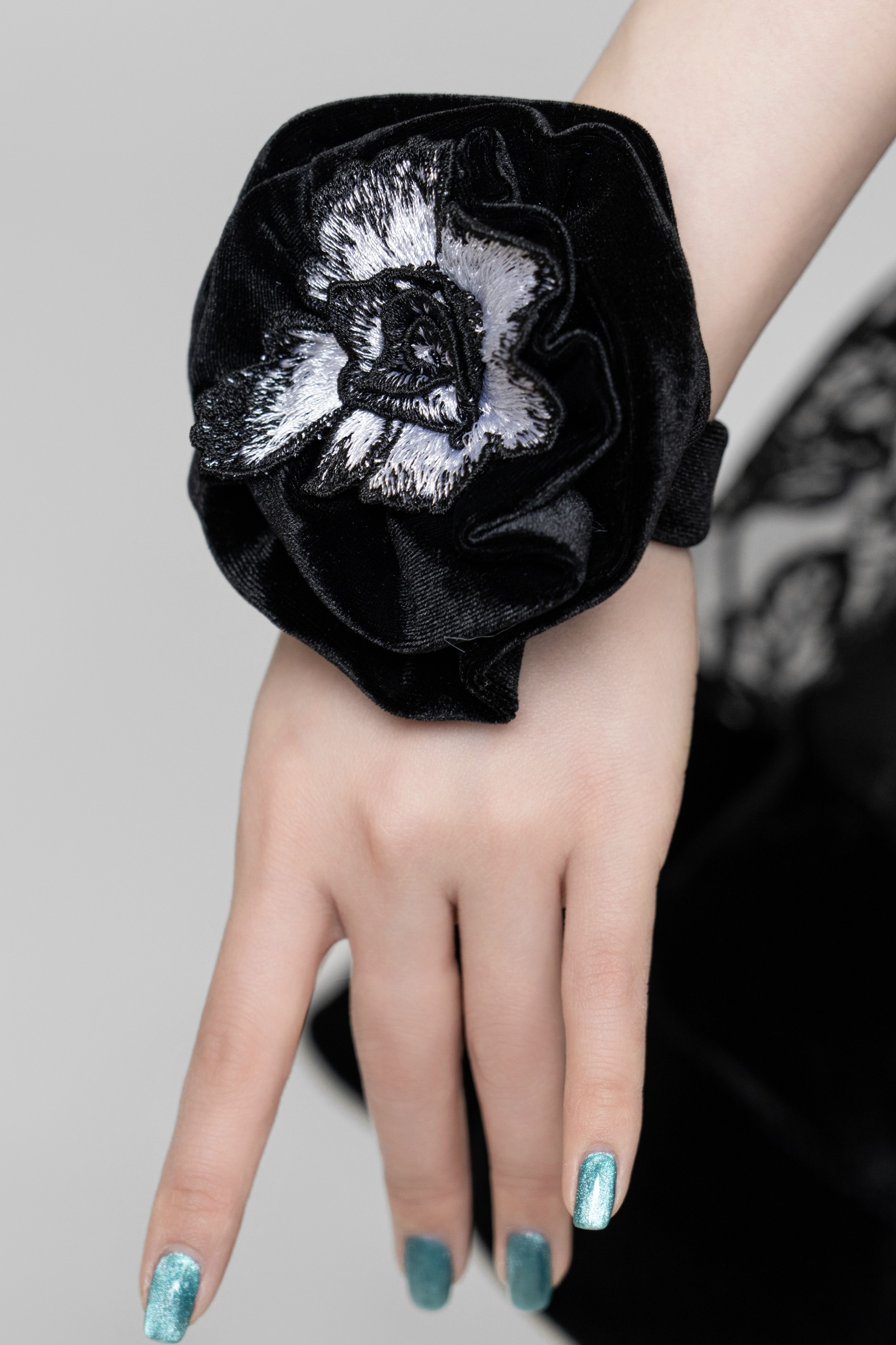 Upgraded version of velvet upper arm and wrist with water-soluble flowers