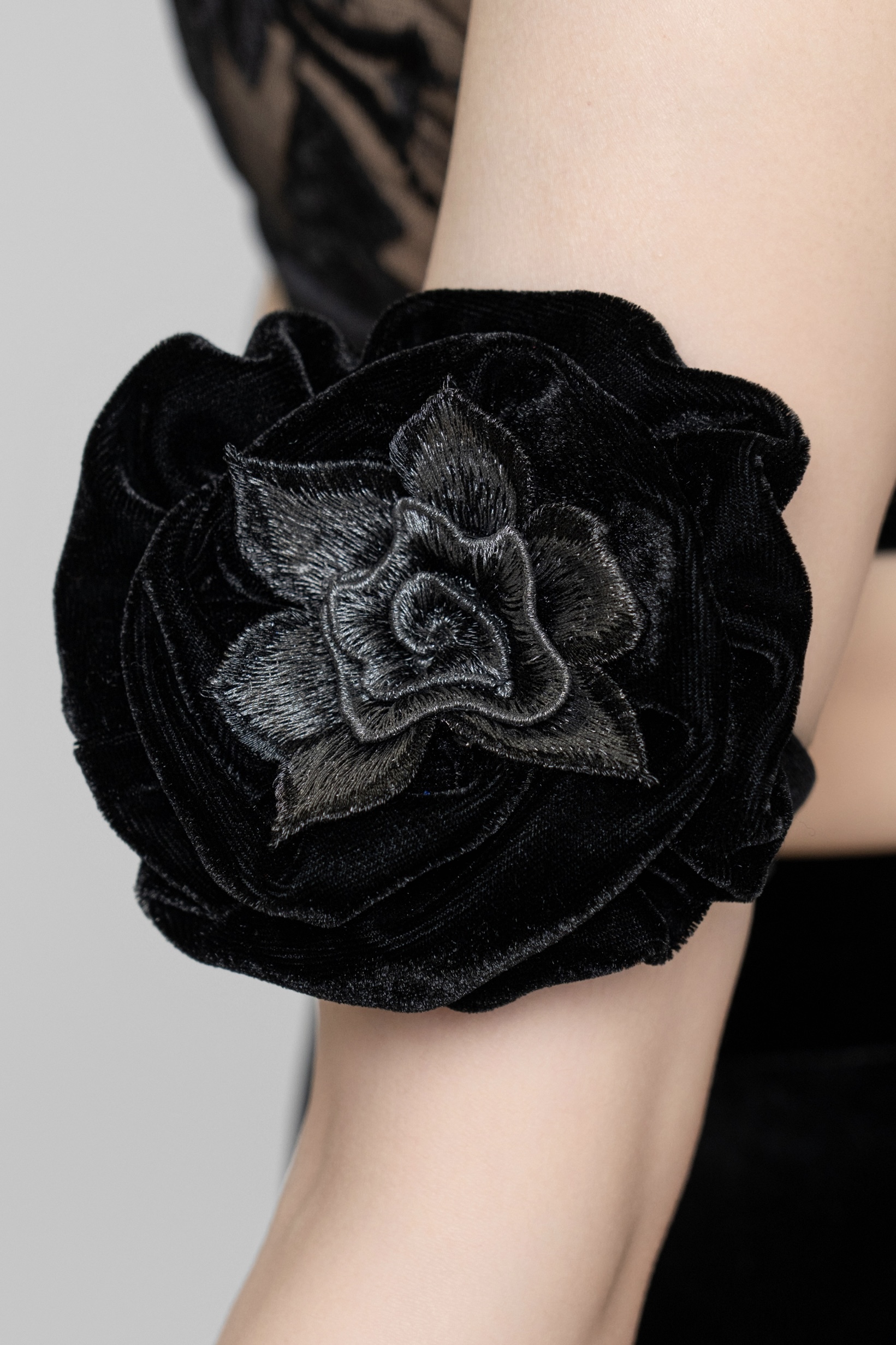 Upgraded version of velvet upper arm and wrist with water-soluble flowers