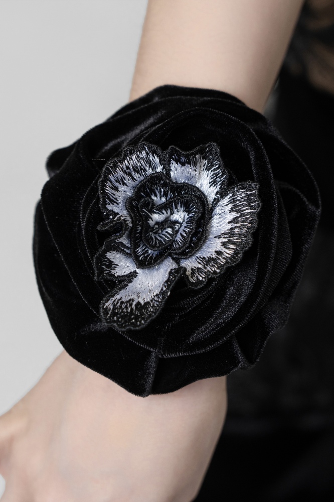 Upgraded version of velvet upper arm and wrist with water-soluble flowers