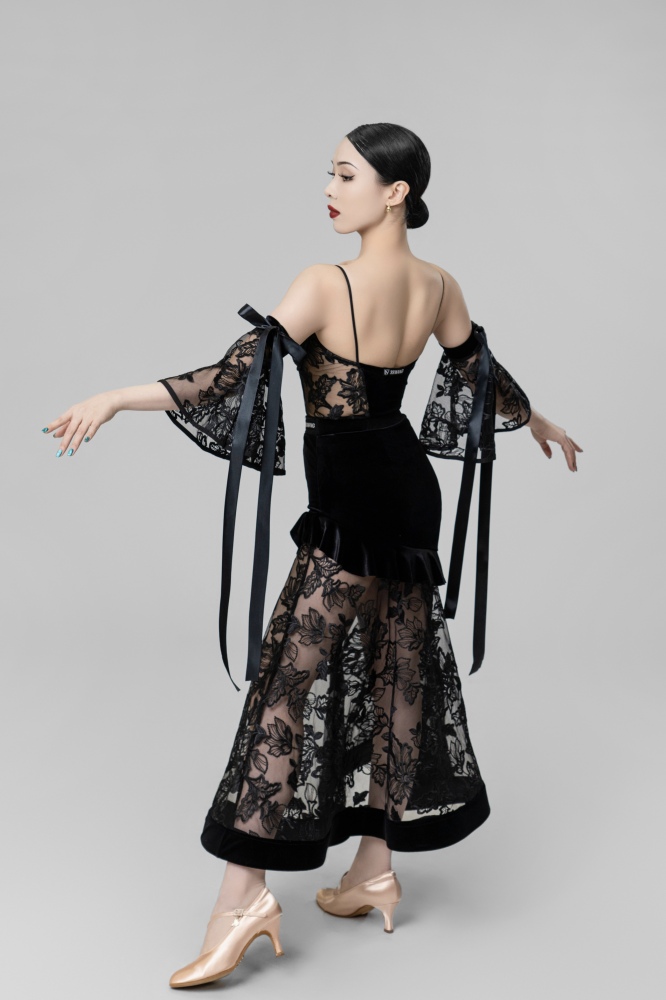Velvet stitching roses Embroidered suspender Bodysuit（Black）