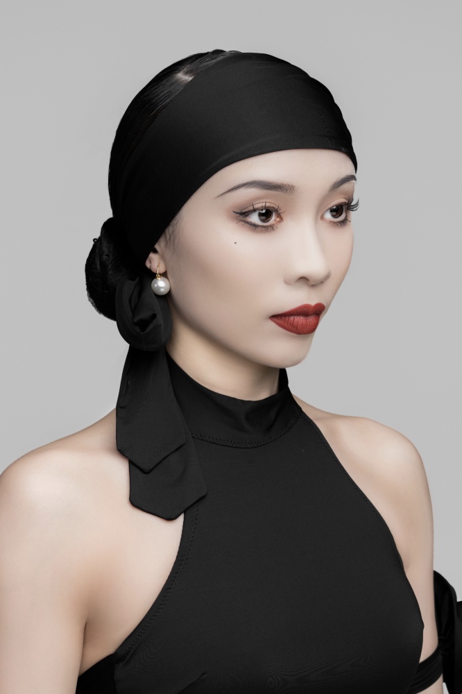 Halter neck open back slit long skirt suit(Black/With arm flower、Headband)