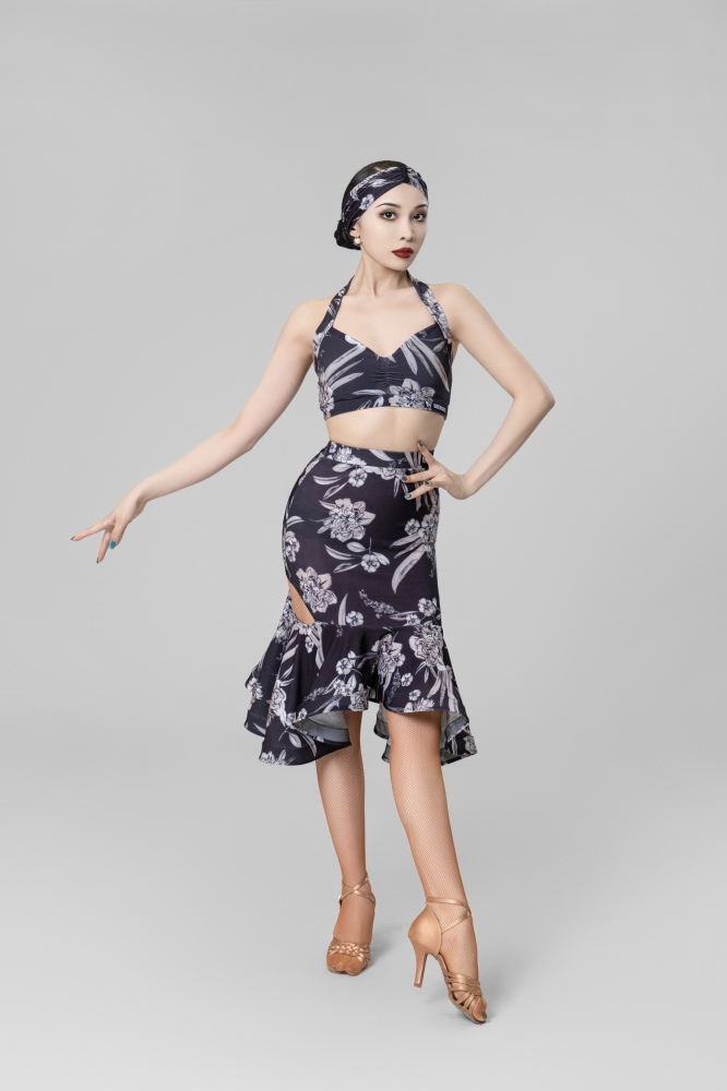 Halter neck hollow skirt suit(white flower on black background/With headband）