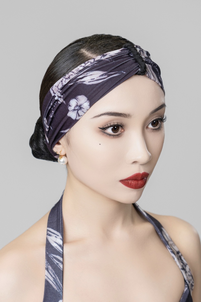 Halter neck hollow skirt suit(white flower on black background/With headband）
