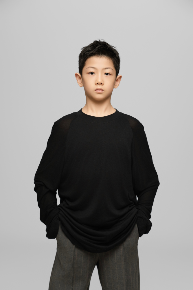 男童黑色双层错位圆领上衣