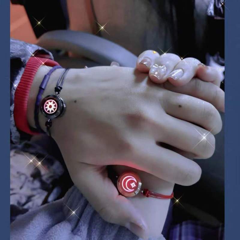 Smart couple bracelet long-distance love artifact telepathic light sent his wife