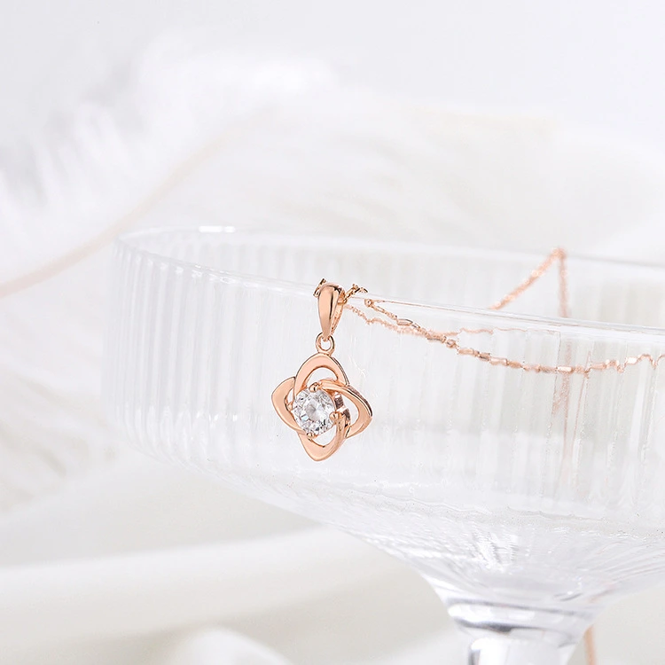 Coveney Diamond Lark Four-leaf Clover Necklace Women's Clavicle Chain Fashion Light Luxury Pendant Birthday Valentine's Day Gift for Girlfriend