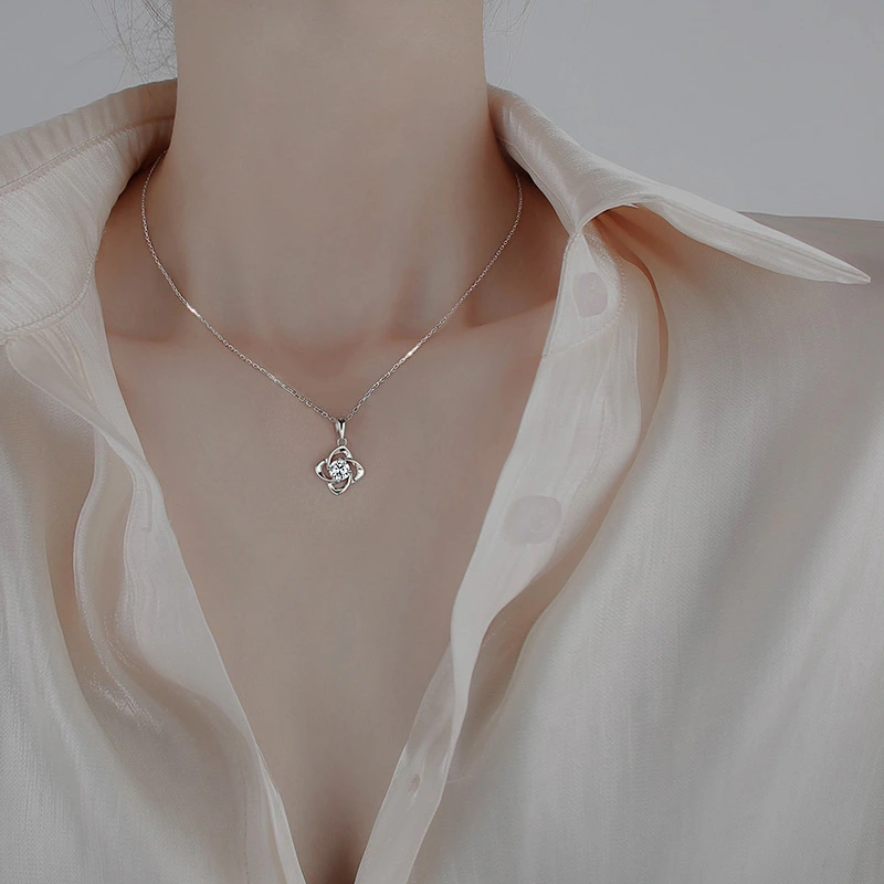 Coveney Diamond Lark Four-leaf Clover Necklace Women's Clavicle Chain Fashion Light Luxury Pendant Birthday Valentine's Day Gift for Girlfriend