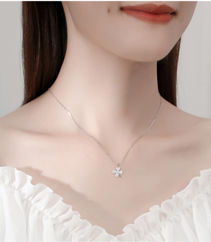Four-leaf clover necklace ladies fashion trend light luxury niche design lucky clavicle chain boudoir honey Valentine's Day birthday gift for girlfriend wife