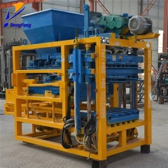 QT4-25 side view: steel frame, vibration table, hydraulic cylinder, low-maintenance design
