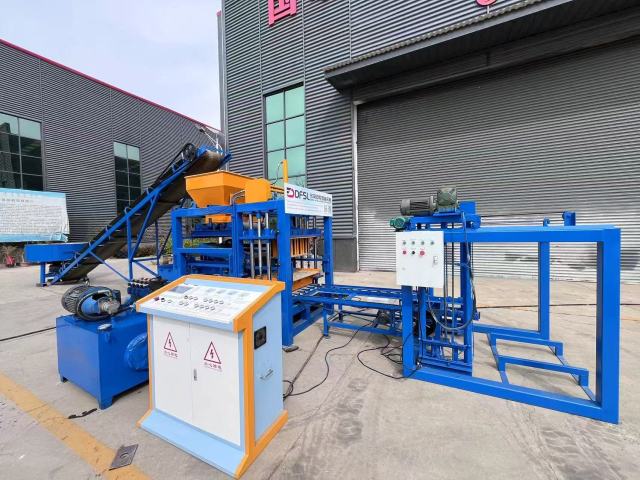 QT4-18 Concrete Block Production Line in Action - 15-second cycle time, PLC-controlled hydraulic system, producing 400×200×200mm hollow blocks from recycled coal ash and cement mixture.